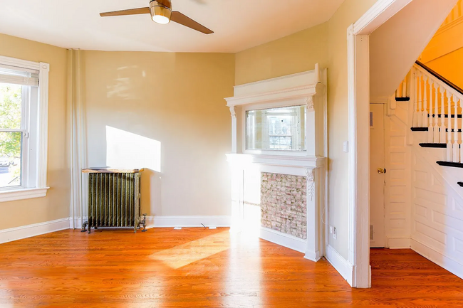 Building Photo - Fully Renovated 3 BR/1.5 BA Apartment in C...