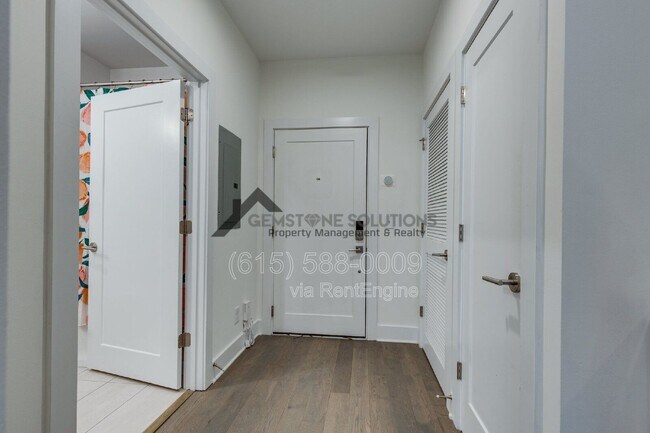 Building Photo - 1041 E Trinity Ln
