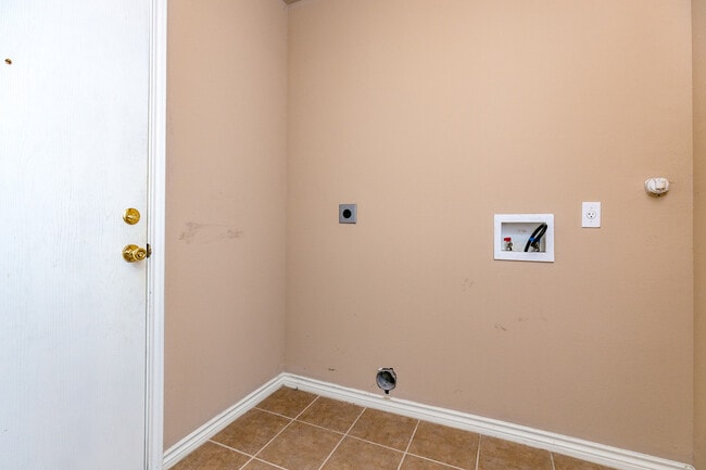 Building Photo - 3809 Los Arroyos Dr