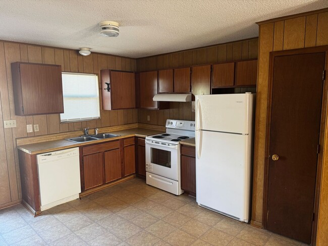 Building Photo - Welcome to Ravenwood Drive!