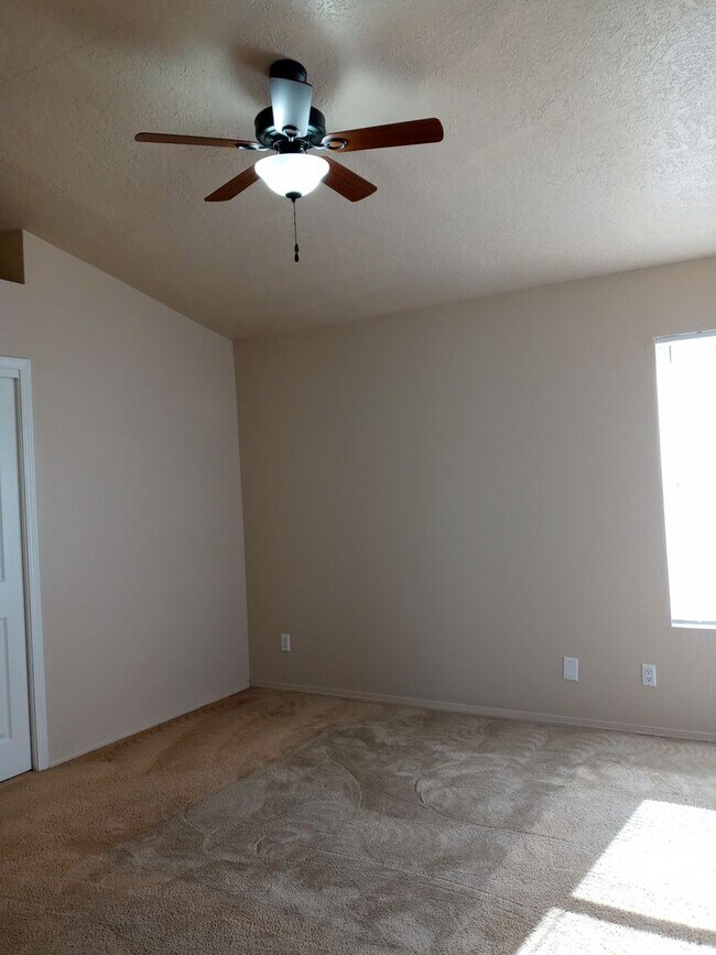 Building Photo - Affordable Ventana Cutie!!