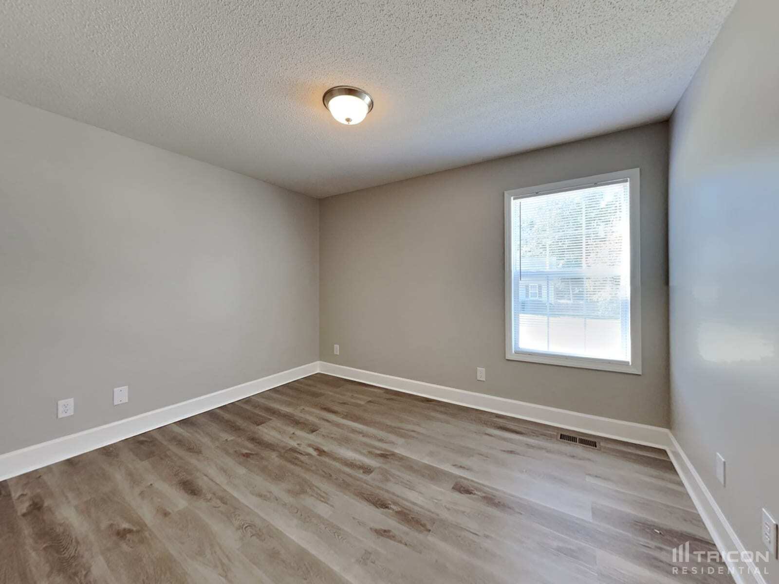 Building Photo - 1412 Grovewood Dr