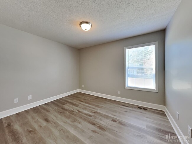 Building Photo - 1412 Grovewood Dr