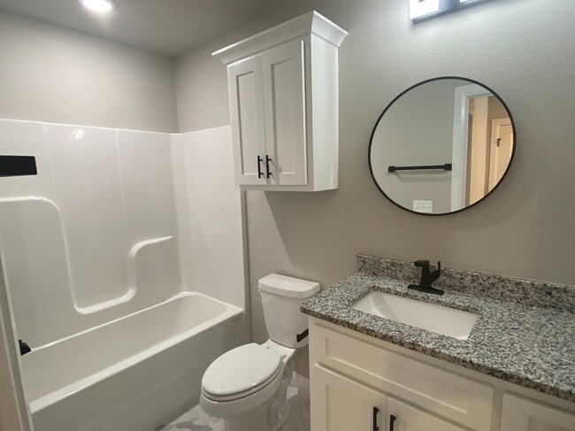 Building Photo - 207 E 3rd St