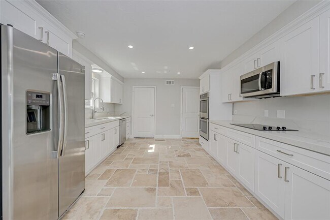Building Photo - 915 Daria Dr