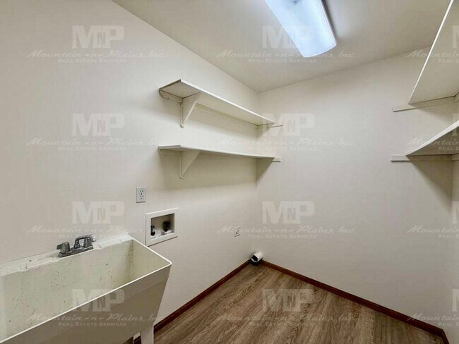 Building Photo - 4400 Vista Dr