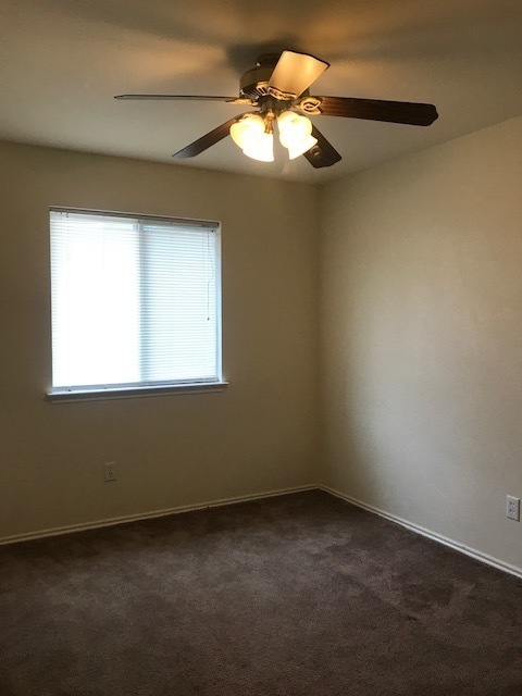 Building Photo - Bryan -2 Story / 3 bedroom /2.5 bath / 2 c...