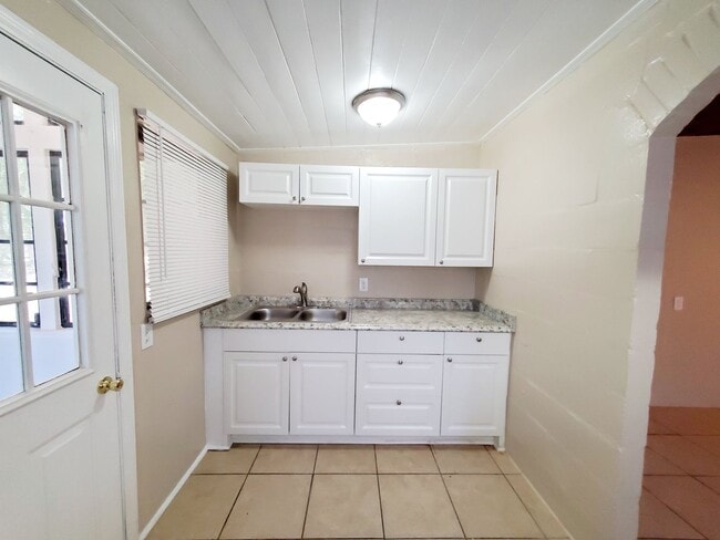 Building Photo - 2 Bedroom, 1 Bathroom Home for Rent in Plant City!
