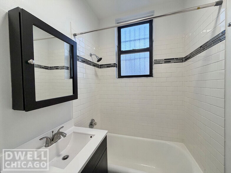 Building Photo - 3350 N Marshfield Ave