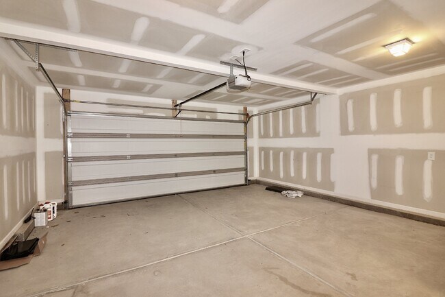 Building Photo - Spacious 4-Bedroom Home with Fireplace in Fayetteville, NC - A Must-See Rental Property!