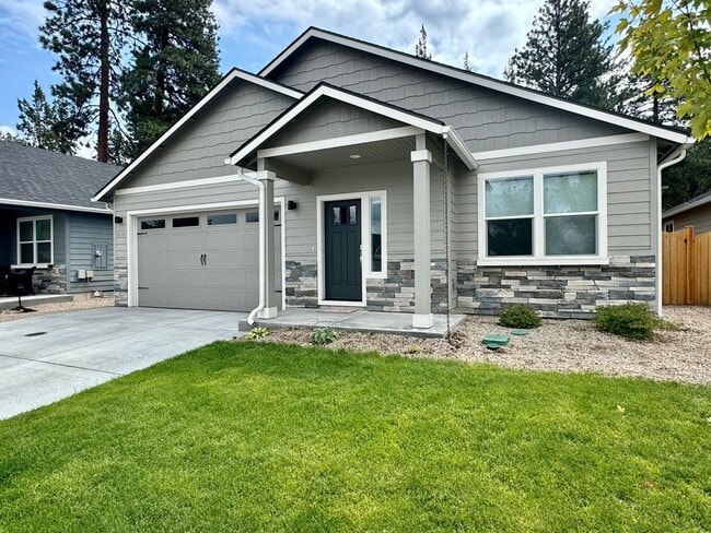 Building Photo - Fully Furnished 3 Bed/2 Bathroom Home-2042...