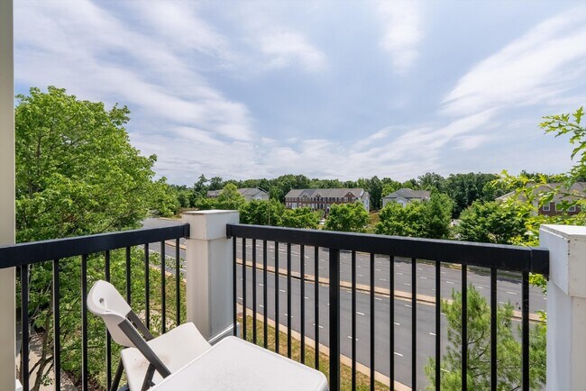 Building Photo - Luxurious Condo Living in Gated Stonegate ...