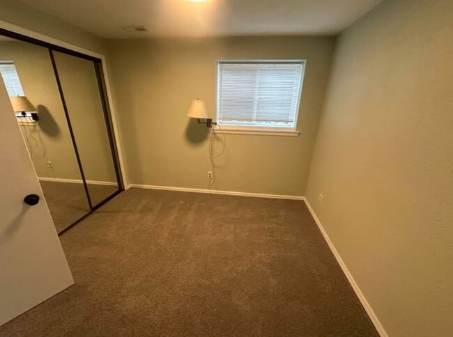 Building Photo - Spacious 5-Bedroom Home in D20! Walking Di...