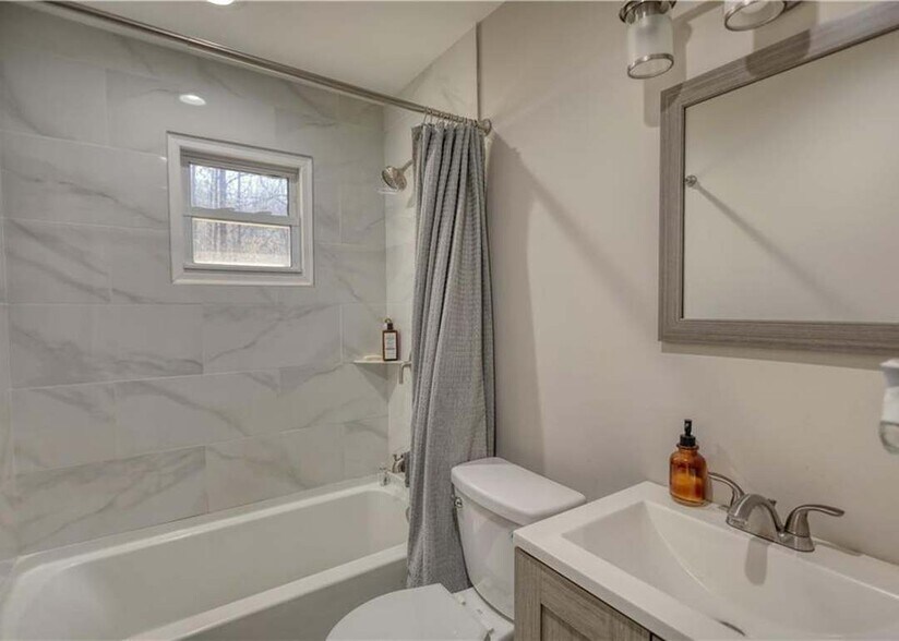 Building Photo - 115 Hollybrook Rd