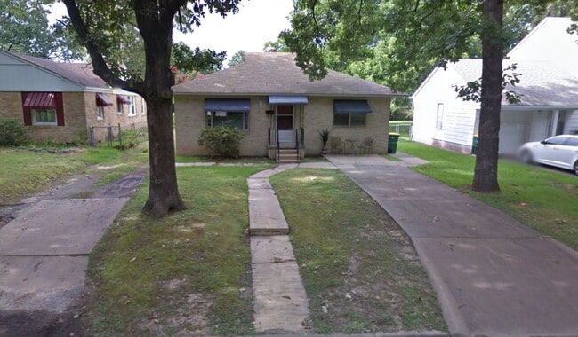 Building Photo - 415 W G Ave