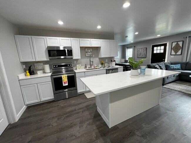 Building Photo - Fully Furnished rental with excellent cent...