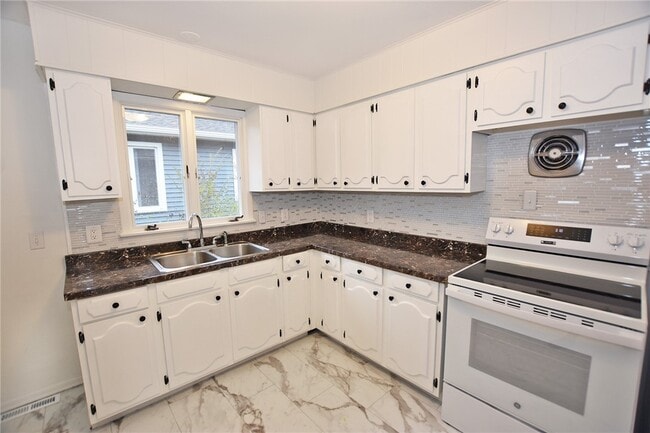 Building Photo - 300 Howland Ave