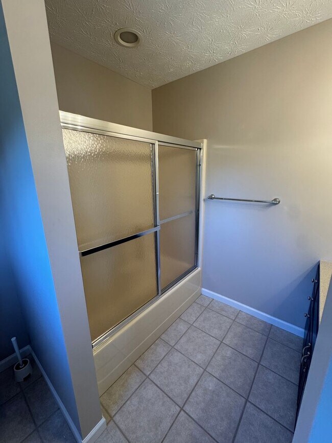 Building Photo - 2 Bed 2 full and 2 1/2 Bath- Imperial PA