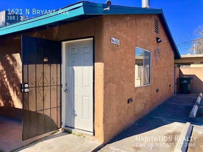 Building Photo - 1621 N Bryant Ave