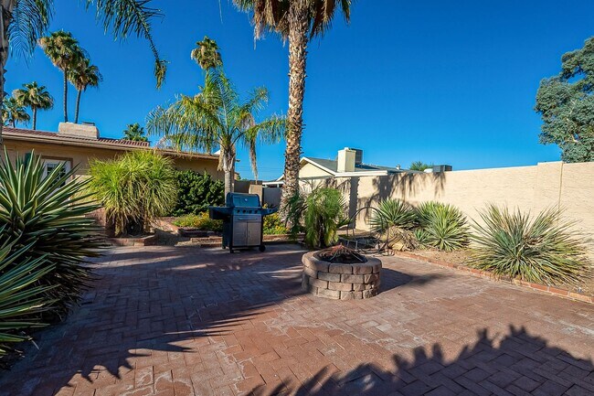 Building Photo - Three Bedrooms & POOL in 85254!