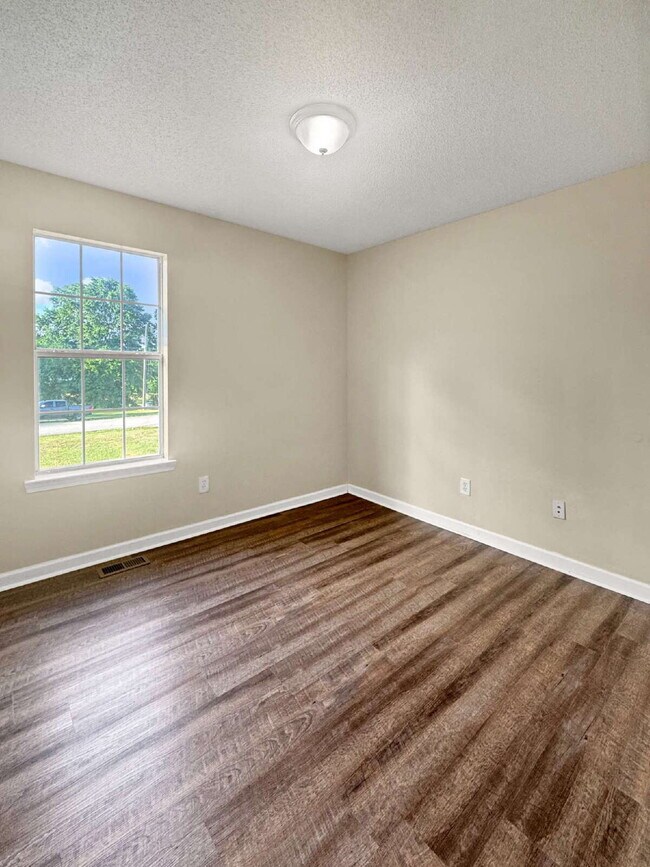Building Photo - Three Bedroom Ranch in North Hall