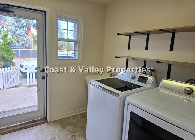 Building Photo - Charming 3-Bedroom Home in Monterey