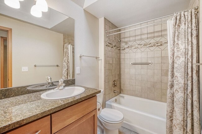 Building Photo - Single Family house on Meridian Valley Country Club.  Gated community