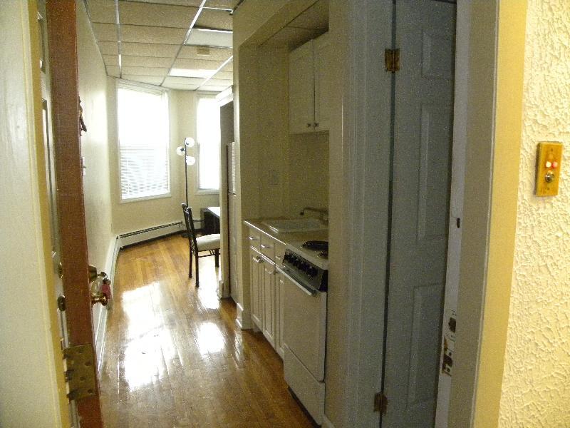 Building Photo - 879 Beacon St