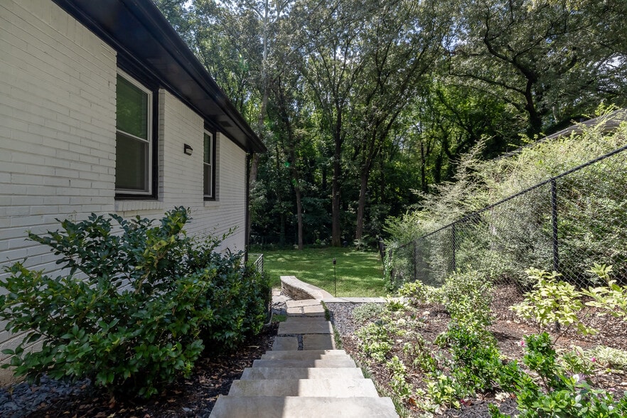 Building Photo - 2065 W Flat Shoals Terrace