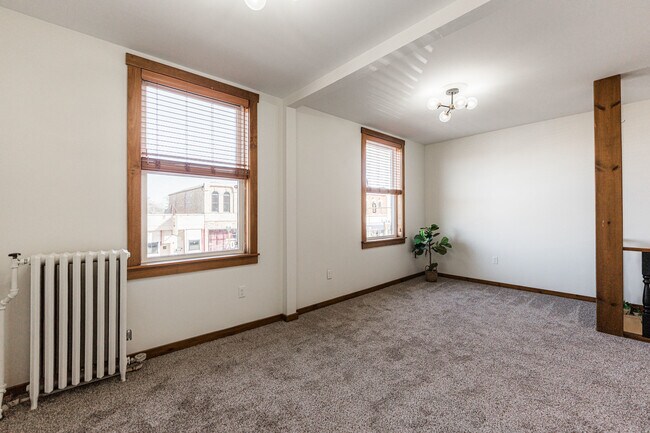 Building Photo - 318 W State St