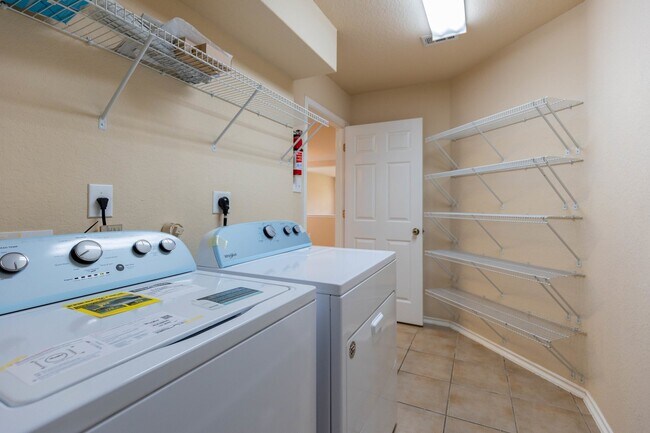 Building Photo - 2476 Medina Dr