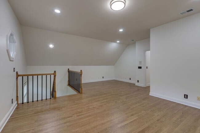 Building Photo - COMING SOON!-- Walk to Kenrose and Ravenwood!