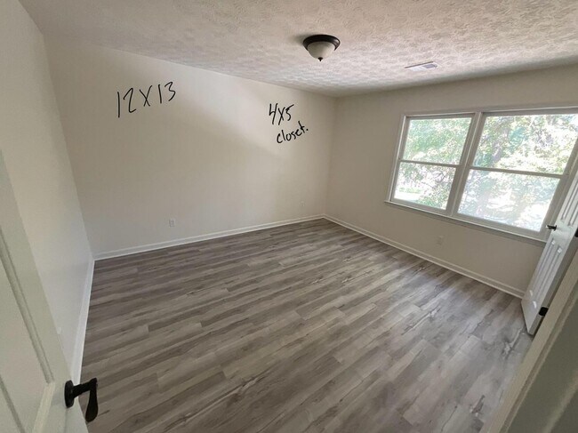 Building Photo - Spacious 4BR Duplex in Riverdale