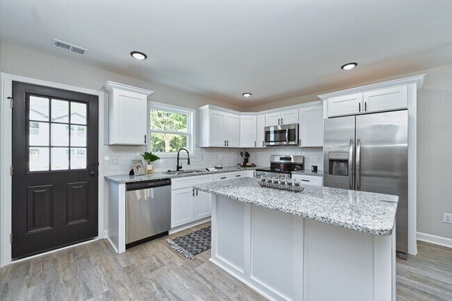 Building Photo - 146 N Trigg Ave