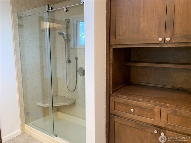 Building Photo - 4Bd/2.5Ba Sammamish Home