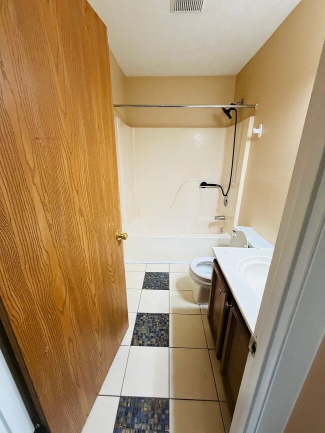 Building Photo - Edgewood 2 Bedroom End of Group For Rent!
