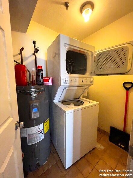 Building Photo - 152 Kelton St