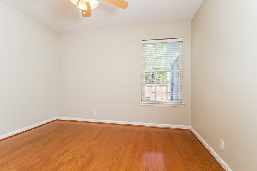 Building Photo - 7113 S Hampton Blvd