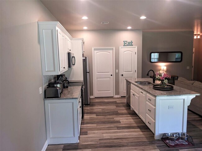 Building Photo - 3400 Lyric St