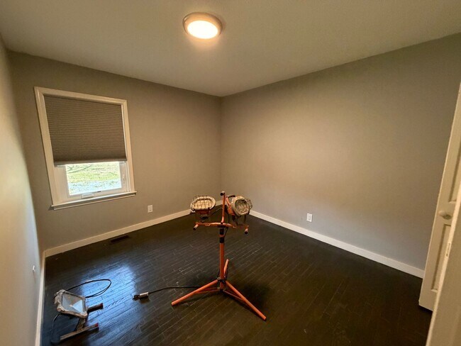 Building Photo - Charming 4/2.5 House in Armuchee- $1,995