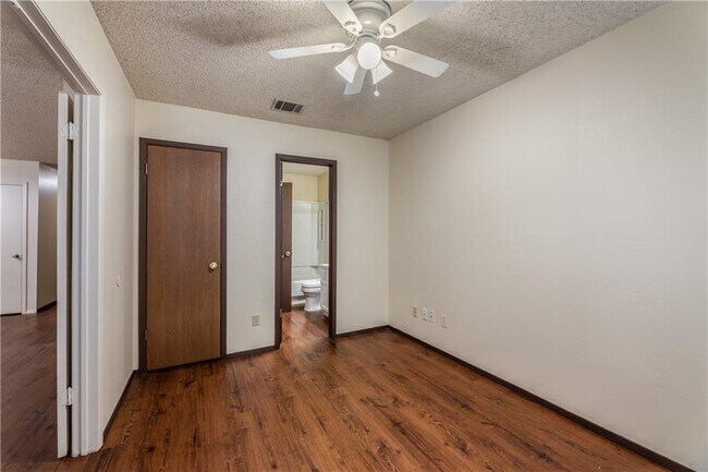 Building Photo - 8806 Piney Point Dr