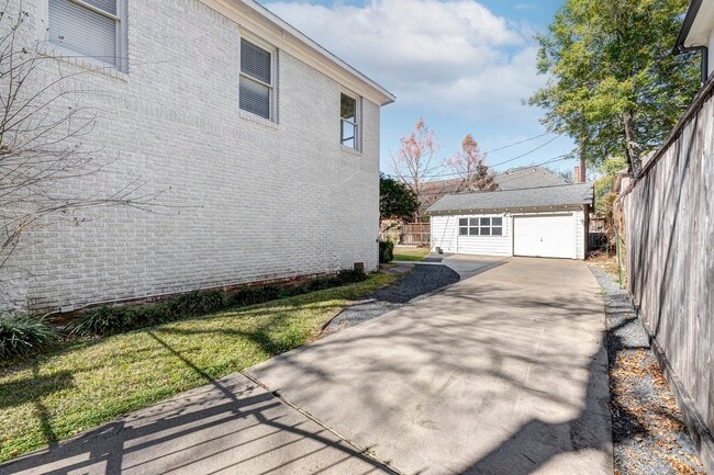 Building Photo - 3008 Amherst St