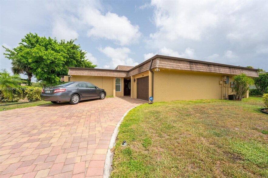 Primary Photo - 5706 S Travelers Palm Ln