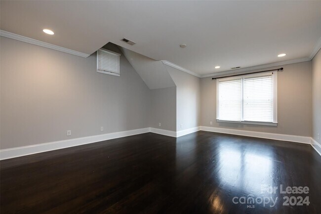 Building Photo - 521 Grandin Rd