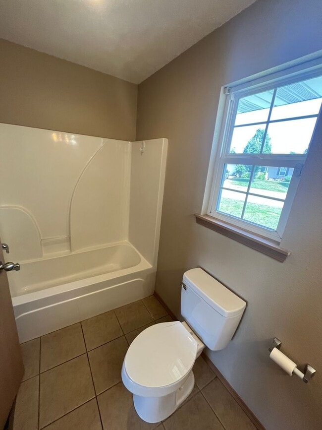 Building Photo - 3 bedroom 2 bath home in Clever, MO!