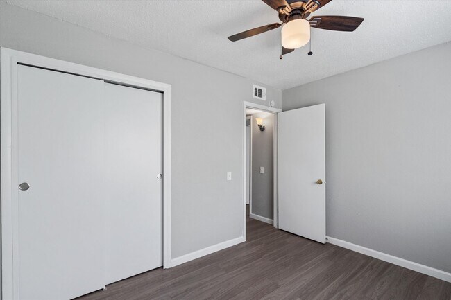 Building Photo - Newly Renovated 2/1 Apartment in East Austin