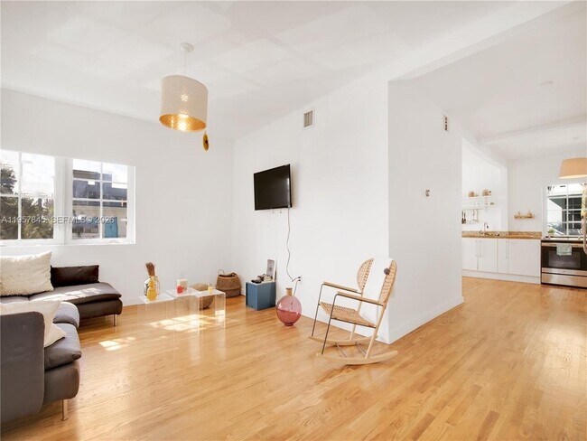 Building Photo - 727 14th Pl