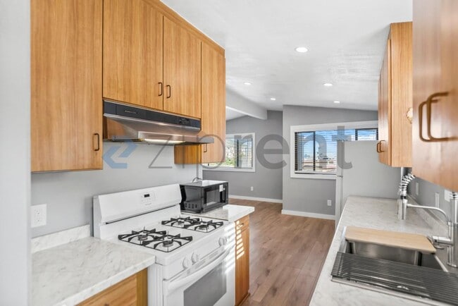 Building Photo - 161 Pecks Ln