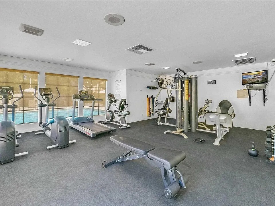 Building Photo - 155 N Cross Creek Rd