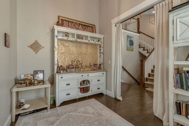 Building Photo - Upmarket Townhouse in Sought After Holladay City